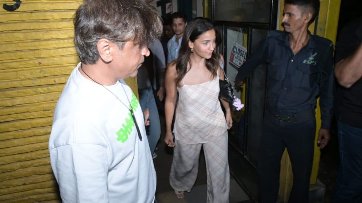 Alia Bhatt Steps Out With Family in Mumbai, See Pics